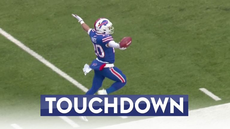 Nyheim Hines mengembalikan kick-off pembukaan untuk mencetak gol untuk Buffalo Bills melawan New England Patriots.