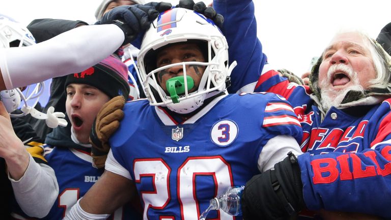 El corredor de los Buffalo Bills, Nyheim Hines (20), celebra con los fanáticos después de anotar un touchdown en un regreso de patada