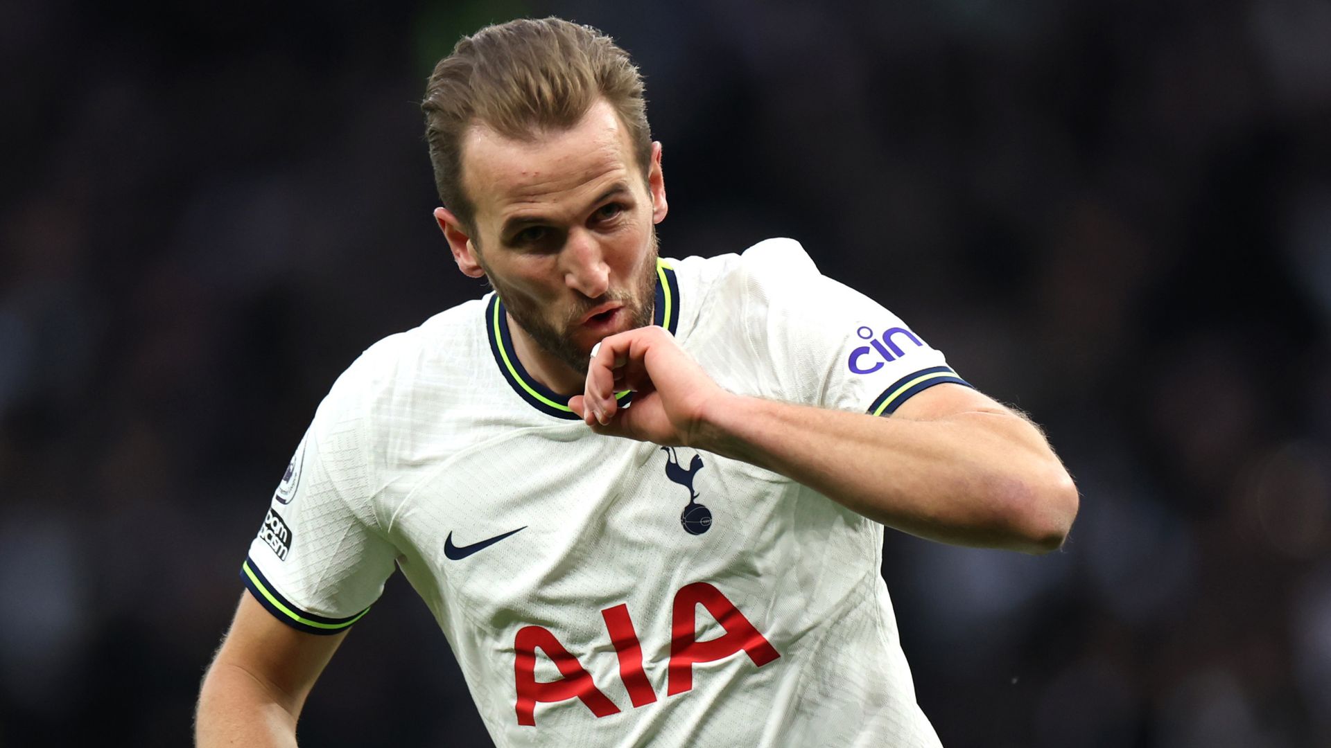 Kane breaks Greaves' scoring record as Spurs help Arsenal by beating City