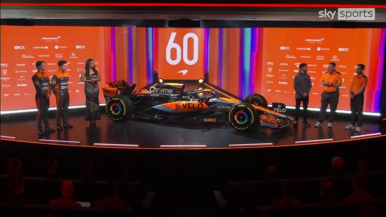 L'équipe McLaren examine le MCL60 tel qu'il a été révélé pour la première fois avant la saison 2023 de F1.