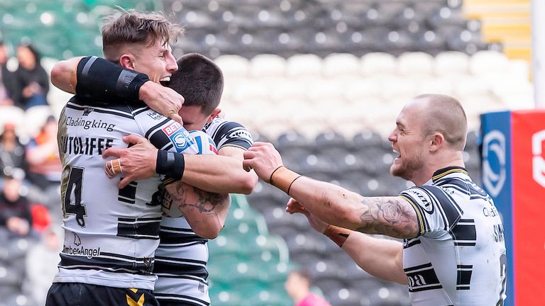 Despite a Castleford fightback, Hull FC held on to get Tony Smith's time with the black and whites off to a winning start