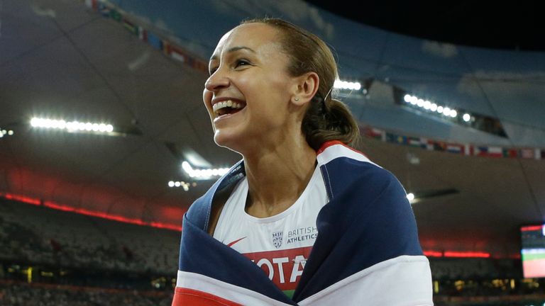 Peraih medali emas Jessica Ennis-Hill merayakan setelah heptathlon 800m di Kejuaraan Atletik Dunia di Beijing pada 2015