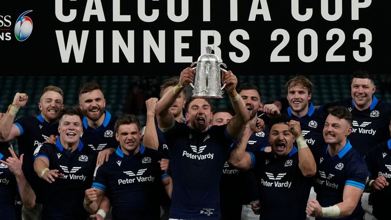 Para pemain Skotlandia merayakannya dengan Calcutta Cup