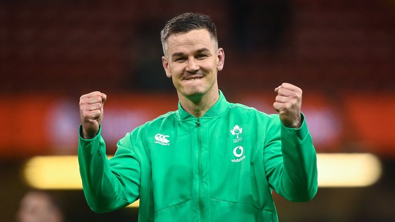 Kapten Irlandia Johnny Sexton merayakan setelah kemenangan enam negara bonus poin mereka di Stadion Principality