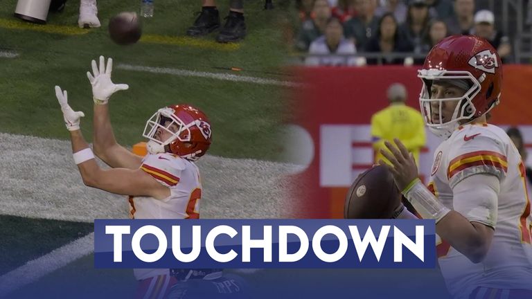 Patrick Mahomes menemukan Travis Kelce untuk touchdown 18 yard pada kuartal pertama kemenangan Super Bowl Kansas City Chiefs atas Philadelphia Eagles