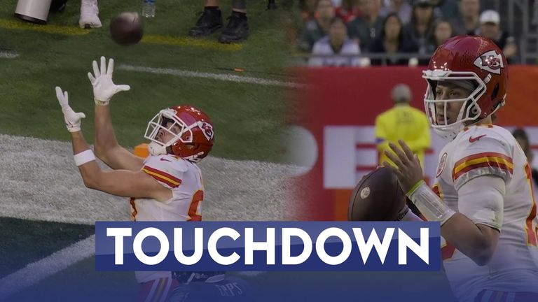 Patrick Mahomes encuentra a Travis Kelce para un touchdown de 18 yardas en el primer cuarto de la victoria del Super Bowl de los Kansas City Chiefs sobre los Philadelphia Eagles