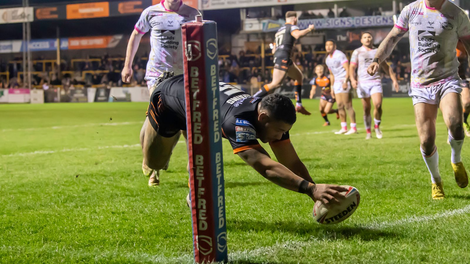 Tremendous League: Castleford Tigers beat Leeds Rhinos 14-8 to take their first win of the season