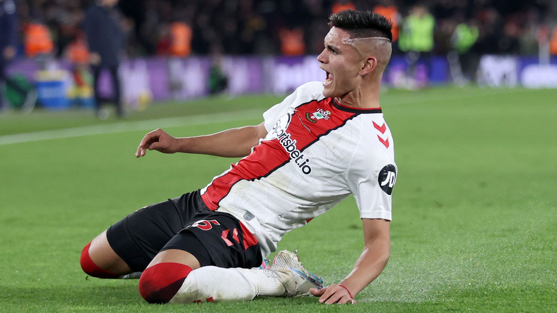Alcaraz hits winner as Saints beat Leicester to move off bottom of PL