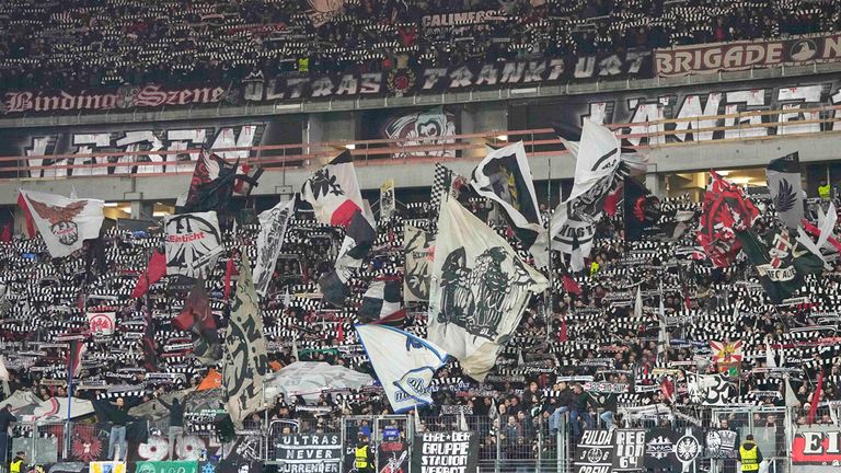 Die Fans von Eintracht Frankfurt dürfen ins Diego-Armando-Maradona-Stadion in Neapel.