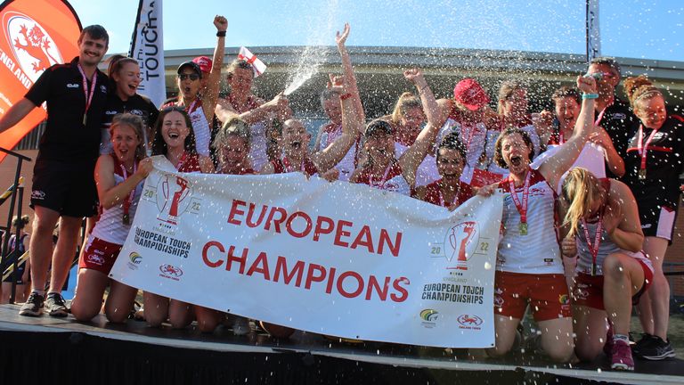 Las mujeres del Abierto de Inglaterra celebran su triunfo en el Campeonato Europeo de Touch del año pasado
