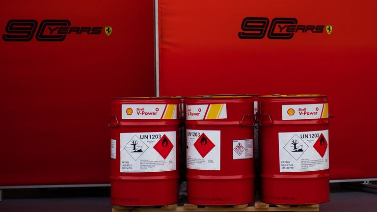 F1 memiliki lima produsen bahan bakar di Petronas, Shell ExxonMobil, Gulf dan Castrol