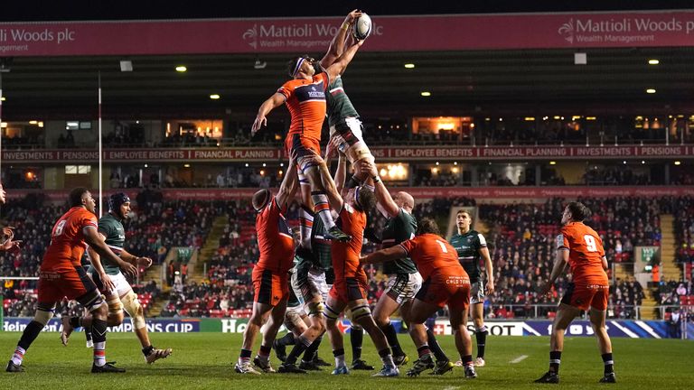 Los jugadores de Edimburgo y Leicester salen para un line-out