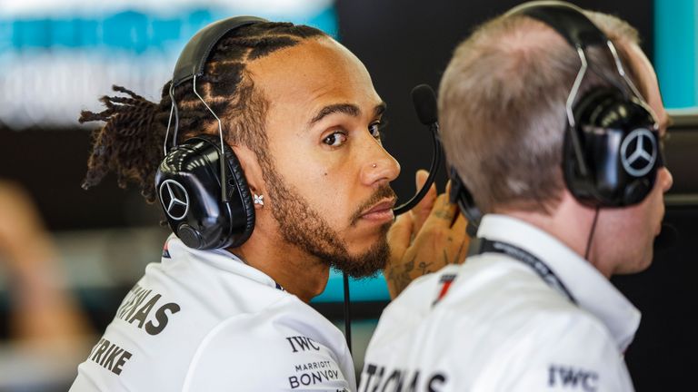 Tras el decepcionante comienzo de temporada de Mercedes, Martin Brundle de Sky F1 analiza si Lewis Hamilton debería considerar alejarse de las Flechas de Plata.  Ya puedes escuchar el último episodio del Podcast de Sky Sports F1