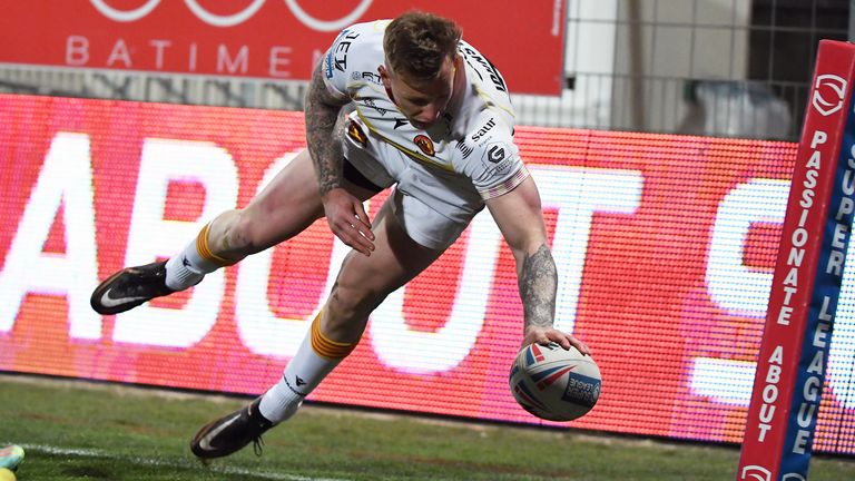 Tom Johnstone intenta un try en la victoria de los catalanes sobre el Hull FC