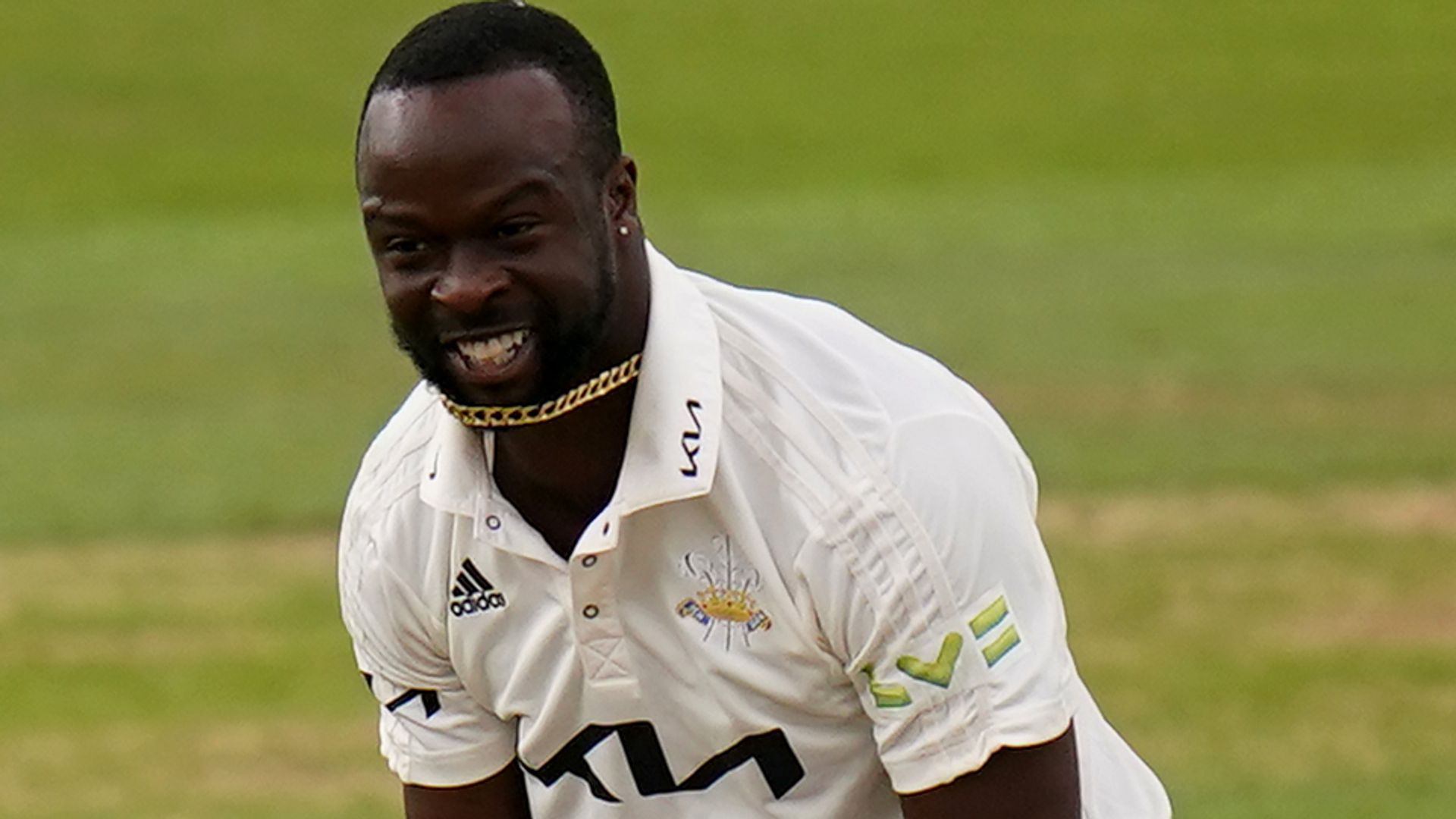 Surrey seize upper hand against Warwickshire