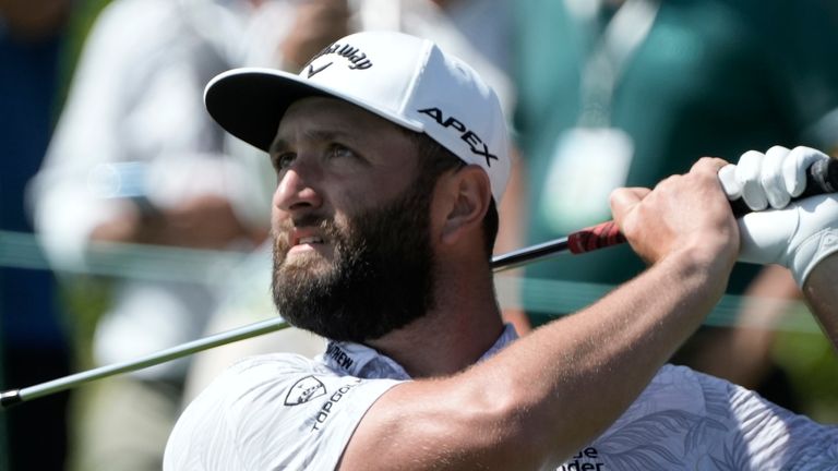 Jon Rahm disparó una ronda de 61 con 10 bajo par para sentar a dos del líder Tony Finau de cara a la ronda final del Abierto de México.