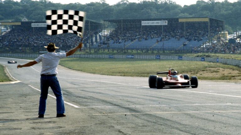 Gilles Villeneuve toma la bandera a cuadros y celebra después de ganar para Ferrari en el Gran Premio de Sudáfrica de 1979