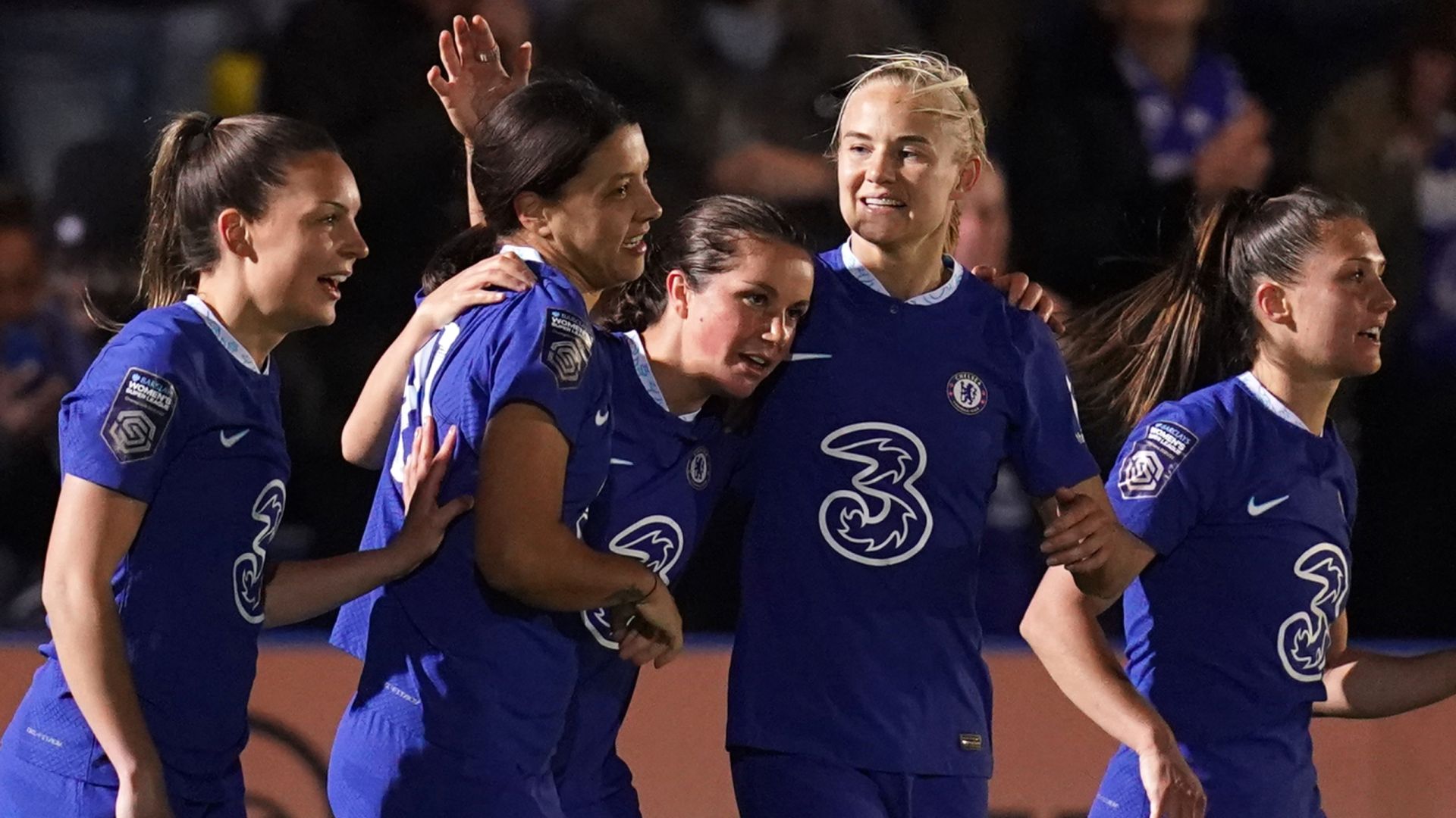 Kerr bags last-gasp winner as Chelsea stage Liverpool fightback