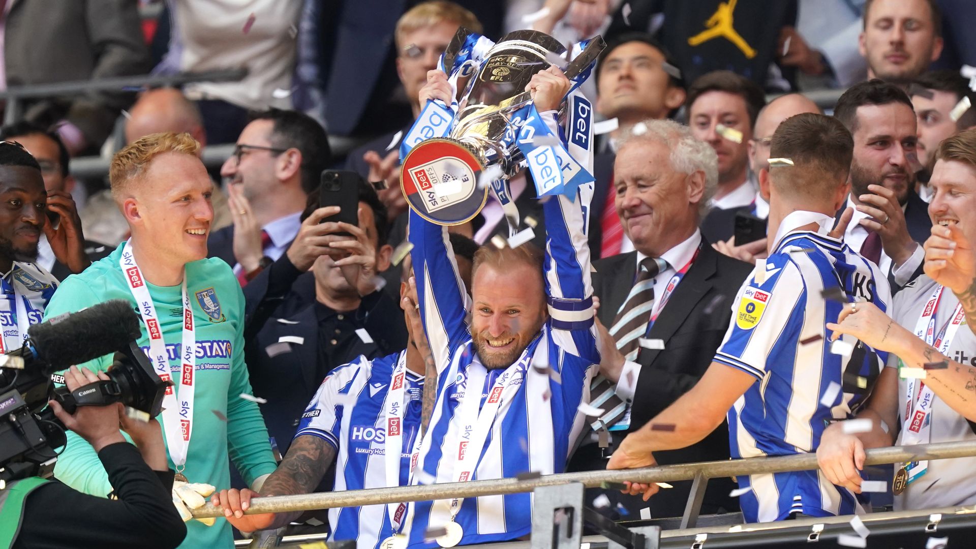 Last-gasp Windass header sends Sheff Wed into Championship