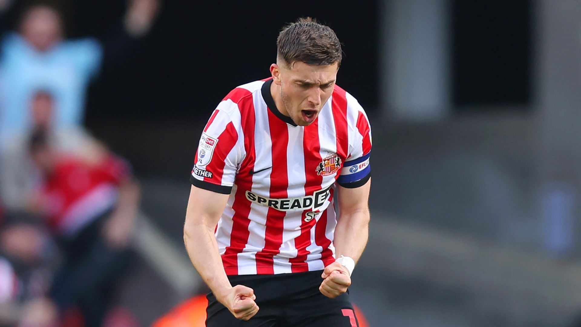 Sunderland bounce back to edge Luton in first leg