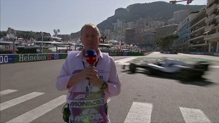 Martin Brundle berada di sisi trek untuk menganalisis bagaimana para pembalap menghadapi Nouvelle Chicane di Circuit de Monaco