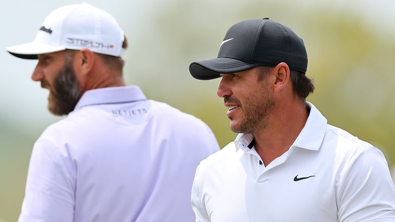 Koepka (derecha) y Dustin Johnson (izquierda) esperan formar parte del equipo de EE. UU. en la Ryder Cup, a pesar de su traslado a LIV