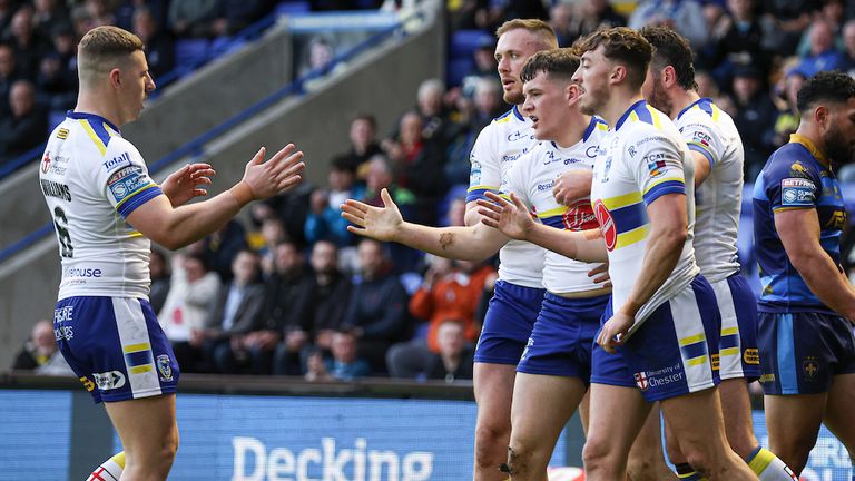 Warrington Wolves se defendió en la segunda mitad para mantener a Wakefield Trinity en busca de su primera victoria de la temporada.