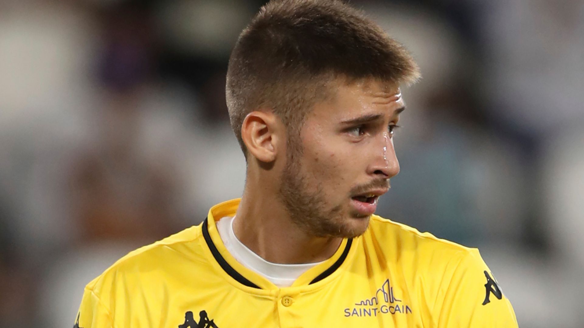 Tottenham verbally agree £17.2m deal to sign goalkeeper Vicario