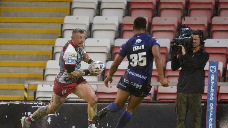 Ricky Leutele scores a penalty try after he is then tackled without the ball by Matt Parcell