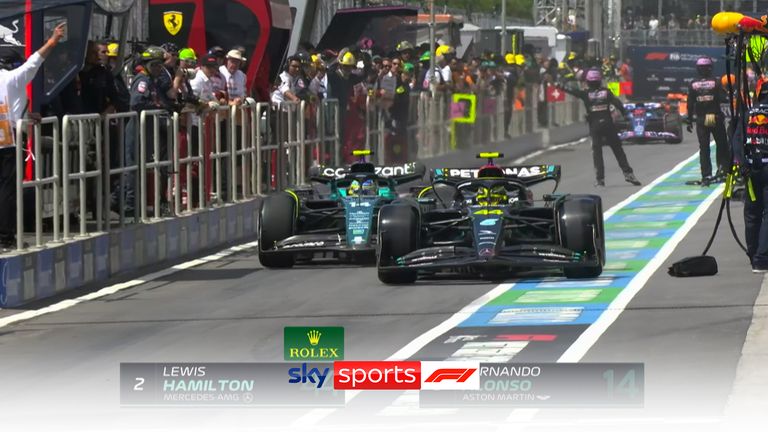 Hamilton y Alonso casi chocan en el pitlane mientras luchaban por el segundo lugar antes de que el piloto de Aston Martin completara el adelantamiento en la vuelta 22.