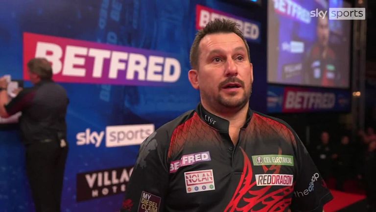 Sehen Sie sich den Moment an, in dem sich Jonny Clayton seinen Platz im World Matchplay-Finale sicherte, nachdem er Luke Humphries besiegt hatte