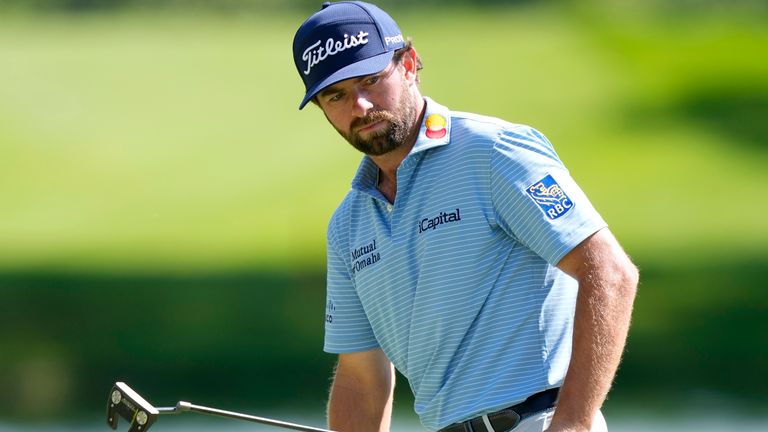 El líder Cameron Young observa su putt en el hoyo 18 durante la segunda ronda del John Deere Classic