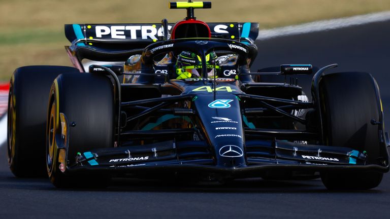 Lewis Hamilton mengendarai Mercedes W14 dalam Latihan Dua di GP Hungaria