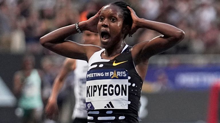 Kenyalı Faith Kipyegon bitiş çizgisini geçerek yeni bir dünya rekoru kırdı