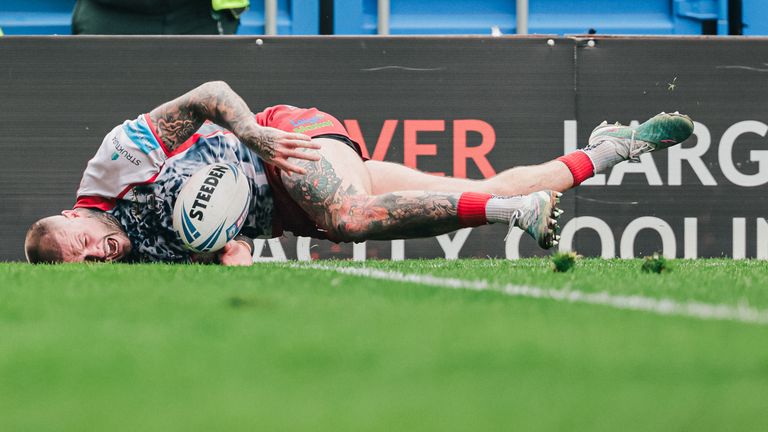 Zak Hardaker tekee maalin Leigh Leopardsille