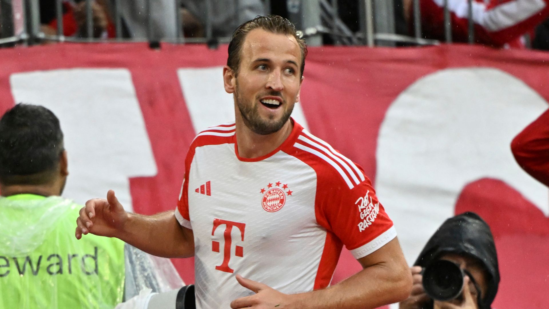 Kane hits double on first home start as Bayern sink Augsburg