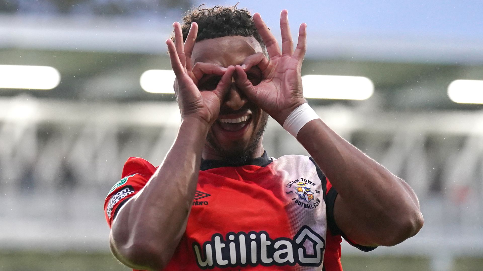 Luton hold off plucky Gillingham to advance