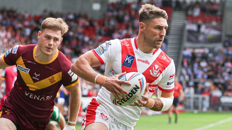 Tommy Makinson ran in a hat-trick of tries as St Helens defeated Huddersfield