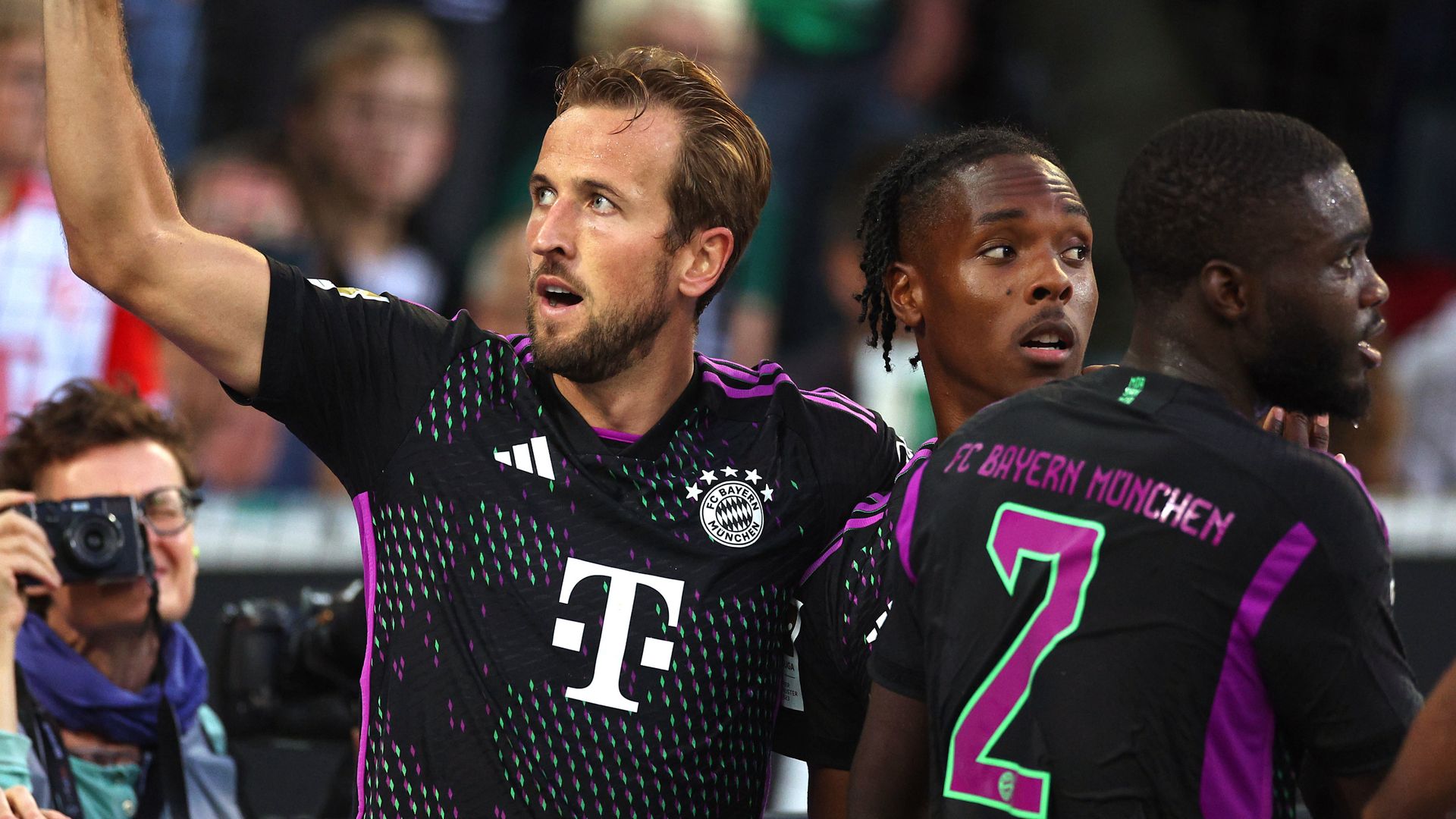 Bayern strike late at M'gladbach to maintain winning start