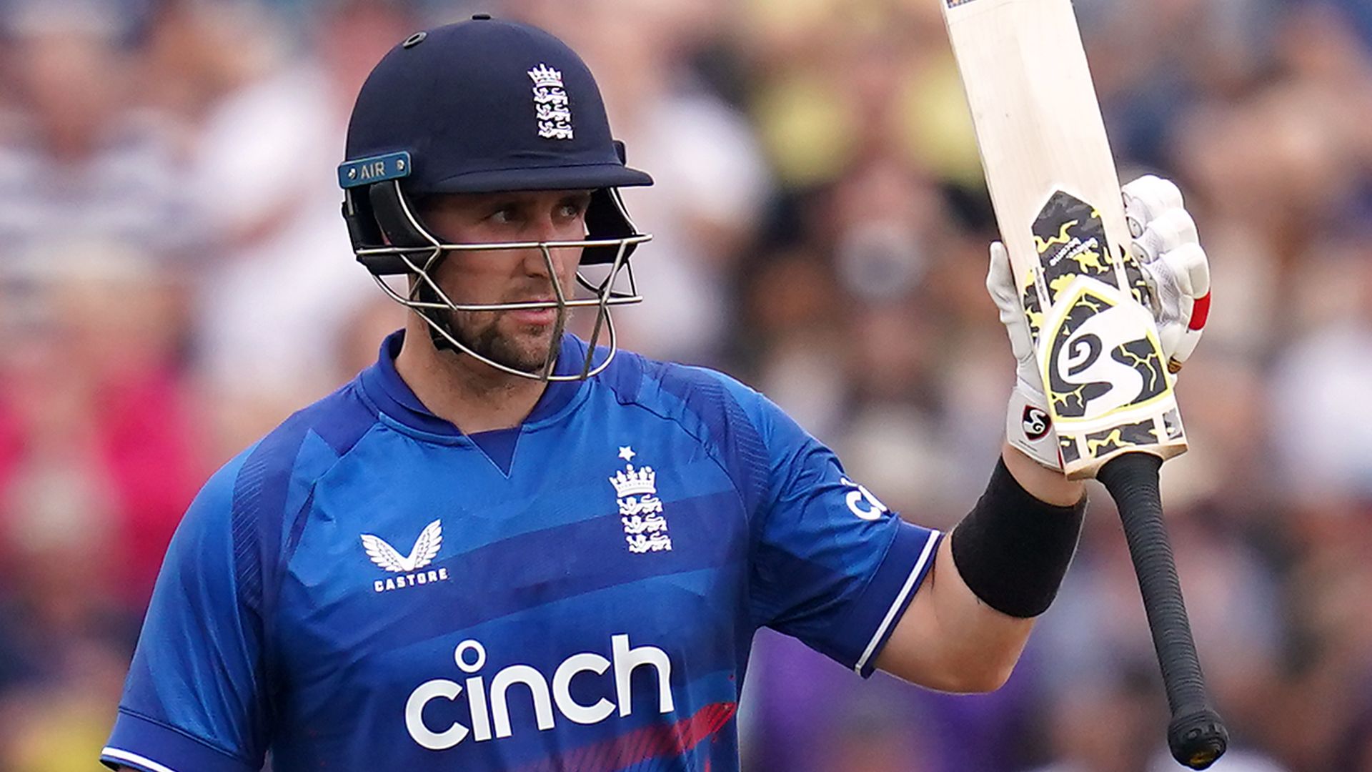 Livingstone, Topley fire as England beat New Zealand to level series
