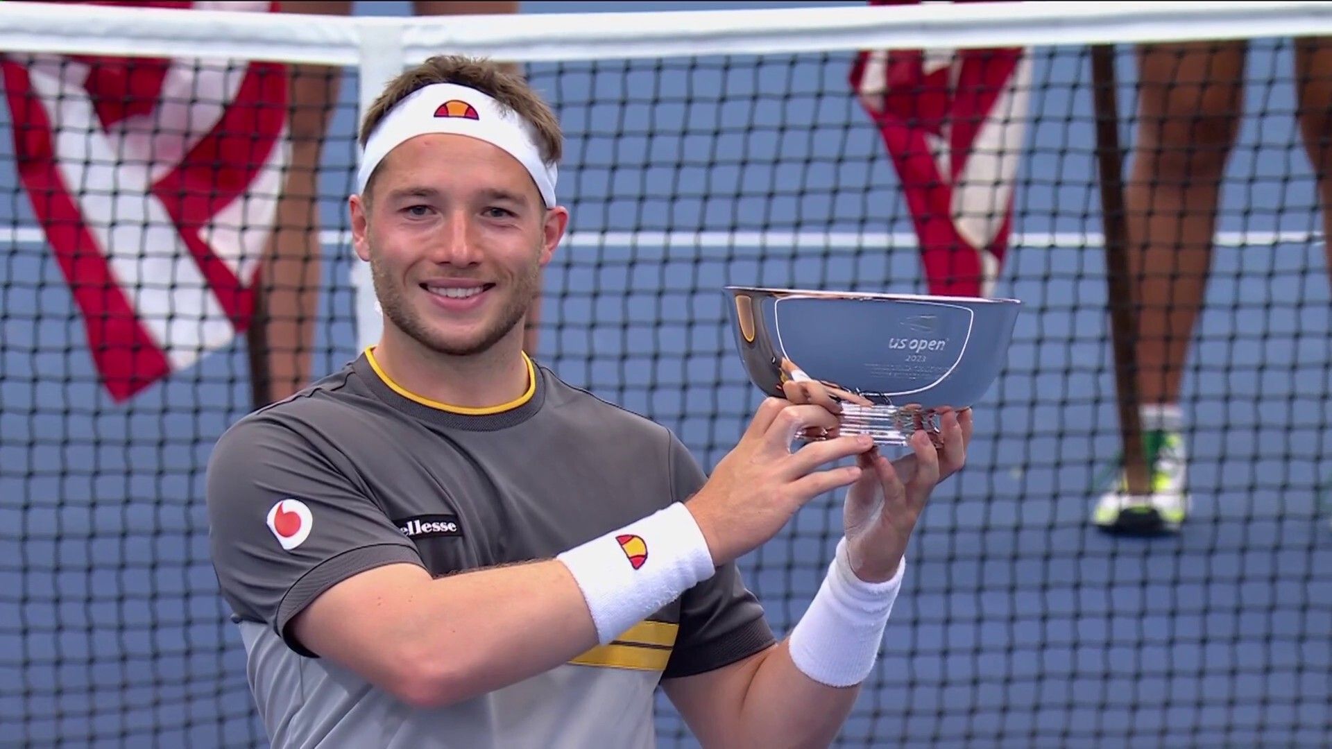 Hewett wins opening match in defence of Australian Open title