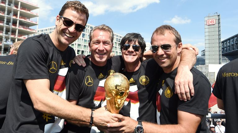 Jogi Löw (2. v.r..): 2006-2021 | 198 Spiele | Punkteschnitt: 2,09 - Holte 2014 den WM-Titel
