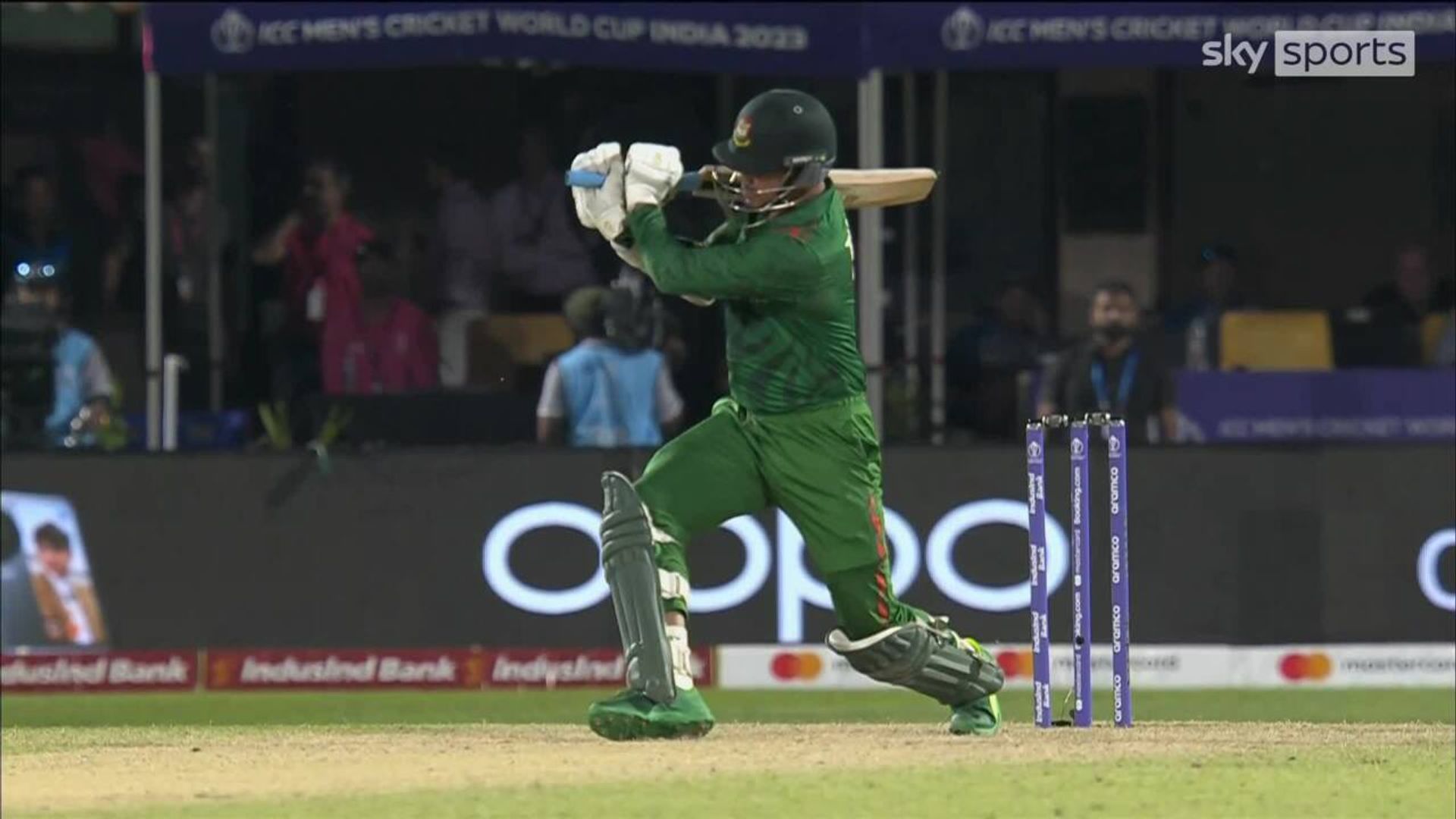 Incredible! Curran bowls Taskin but the bails don't dislodge!