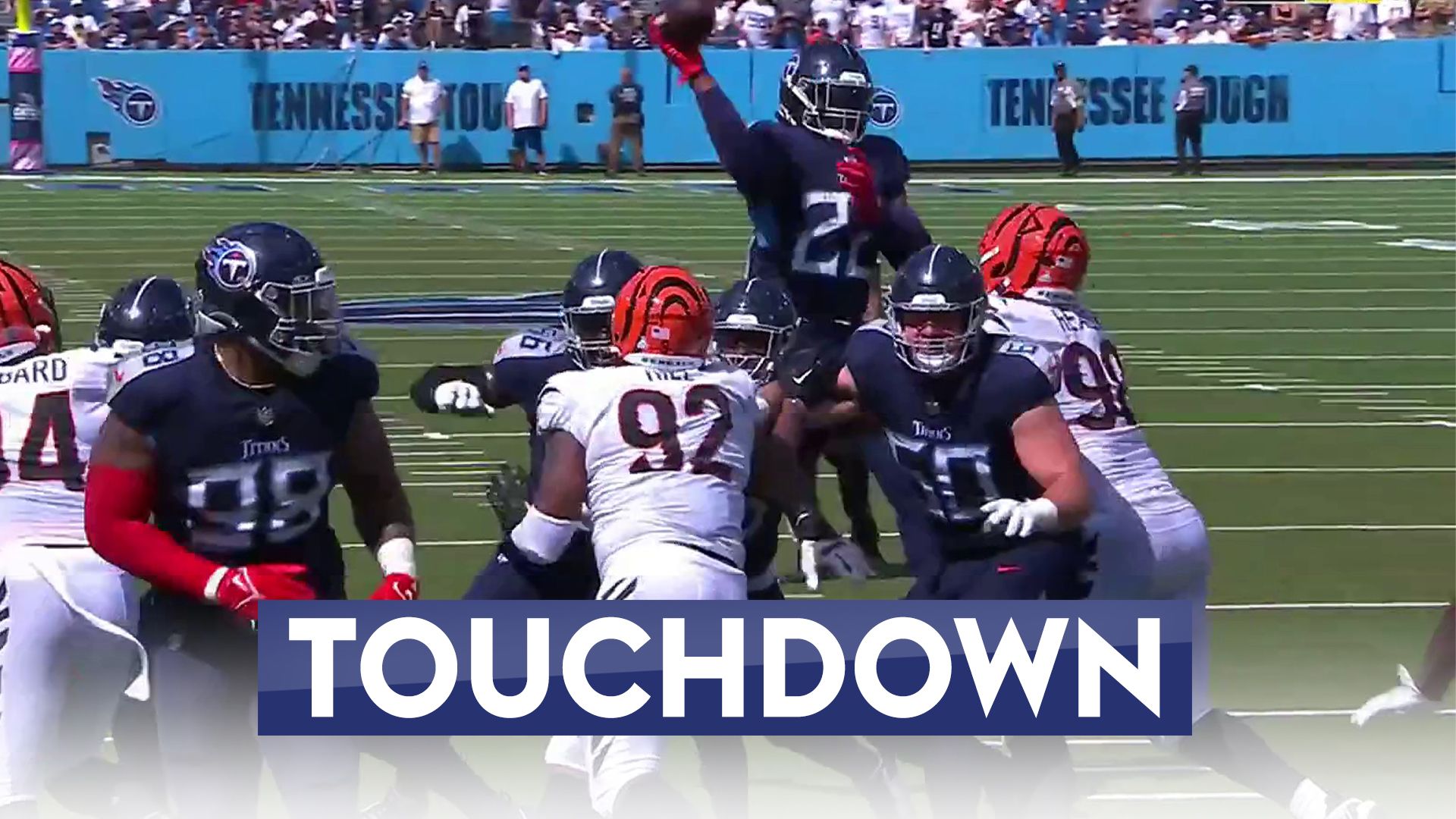 Henry throws jump-pass touchdown on dazzling trick-play!