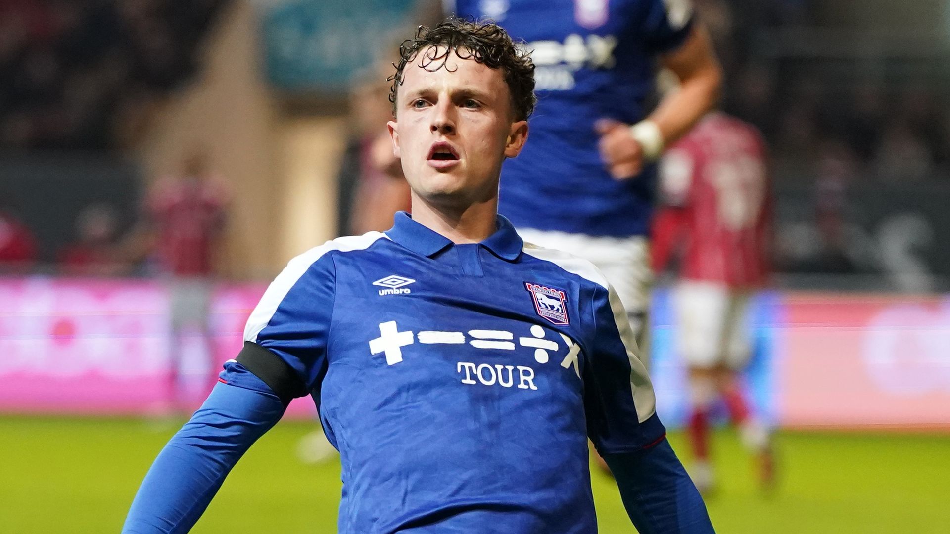 Broadhead helps Ipswich narrow gap to leaders Leicester