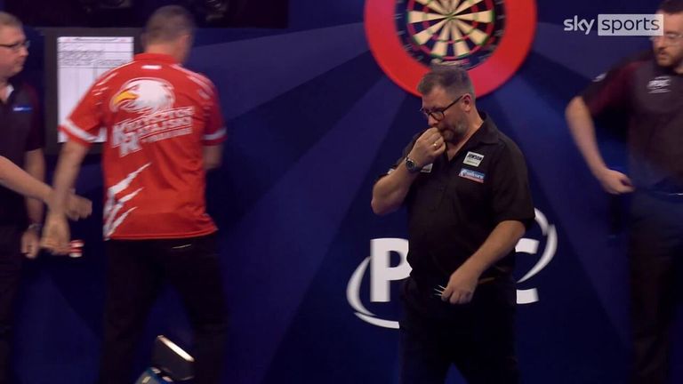 James Wade, double champion du monde du Grand Prix, a perdu les trois dernières manches en s'inclinant 2-1 face à Krzysztof Ratajski au premier tour.