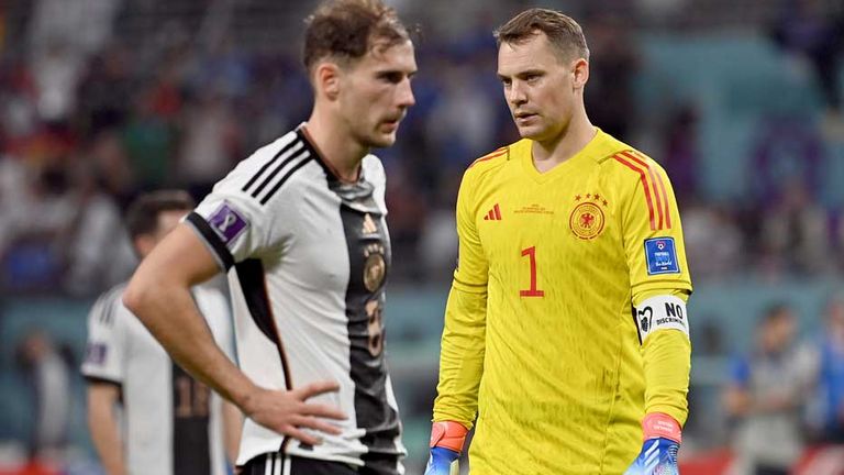 Manuel Neuer (r:) und Leon Goretzka nach der Vorrunden-Niederlage gegen Japan bei der WM 2022-