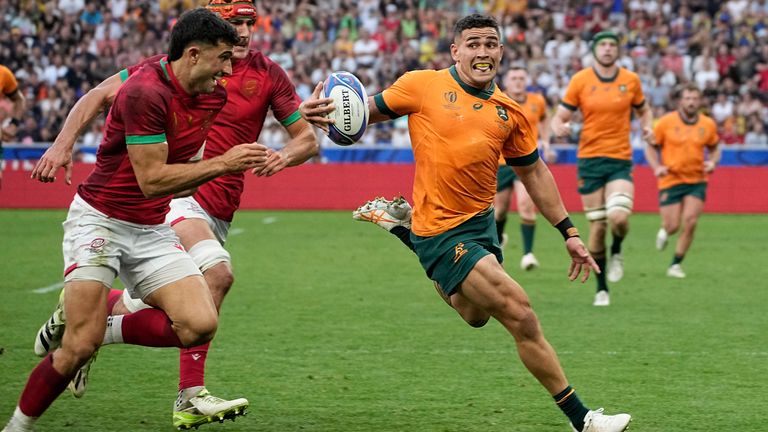 O australiano Isaías Pires corre com a bola durante a partida da Copa do Mundo de Rugby contra Portugal, em Saint-Etienne