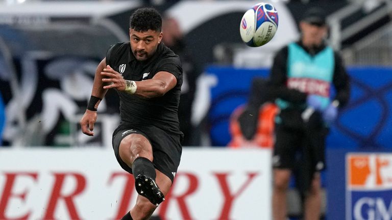 New Zealand's Richie Mo'unga kicked them to within six points, but would miss a conversion for the lead 
