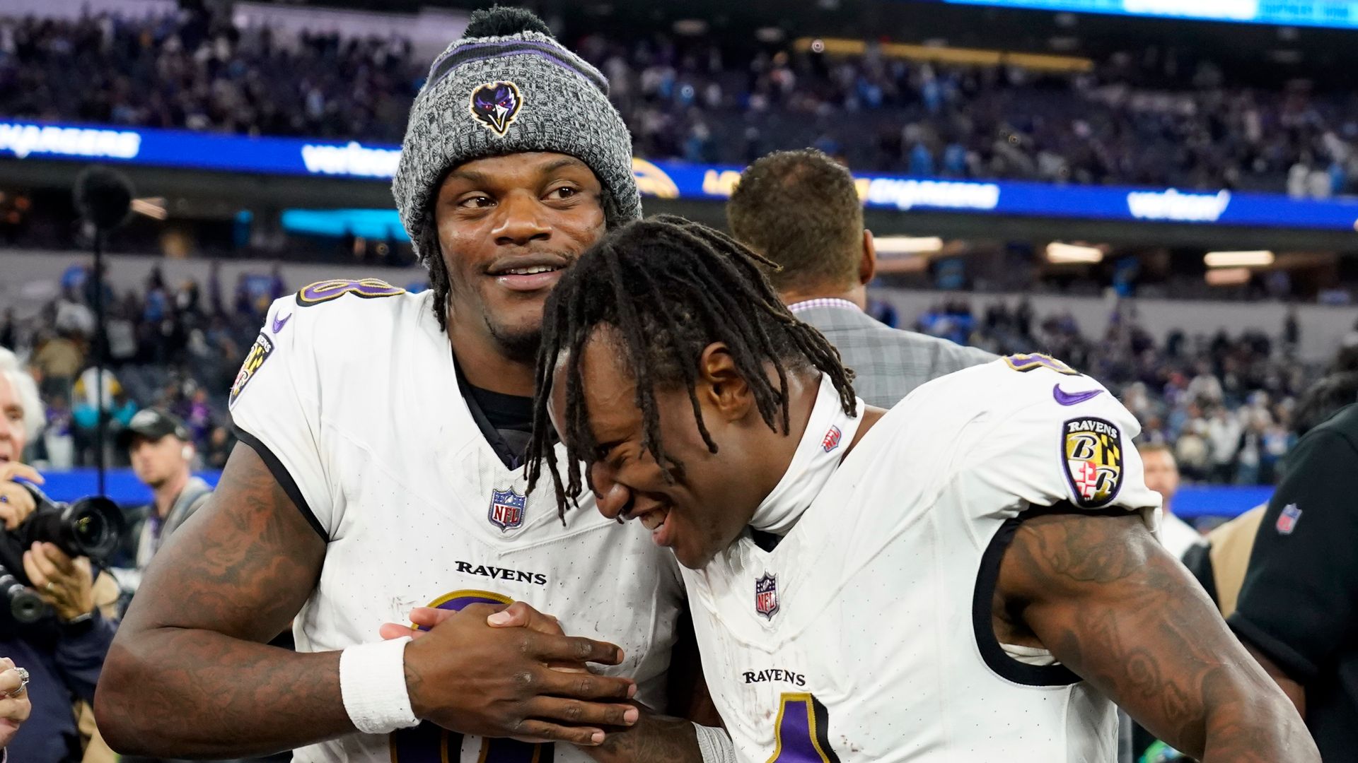 Flowers' two touchdowns leads Ravens past Chargers